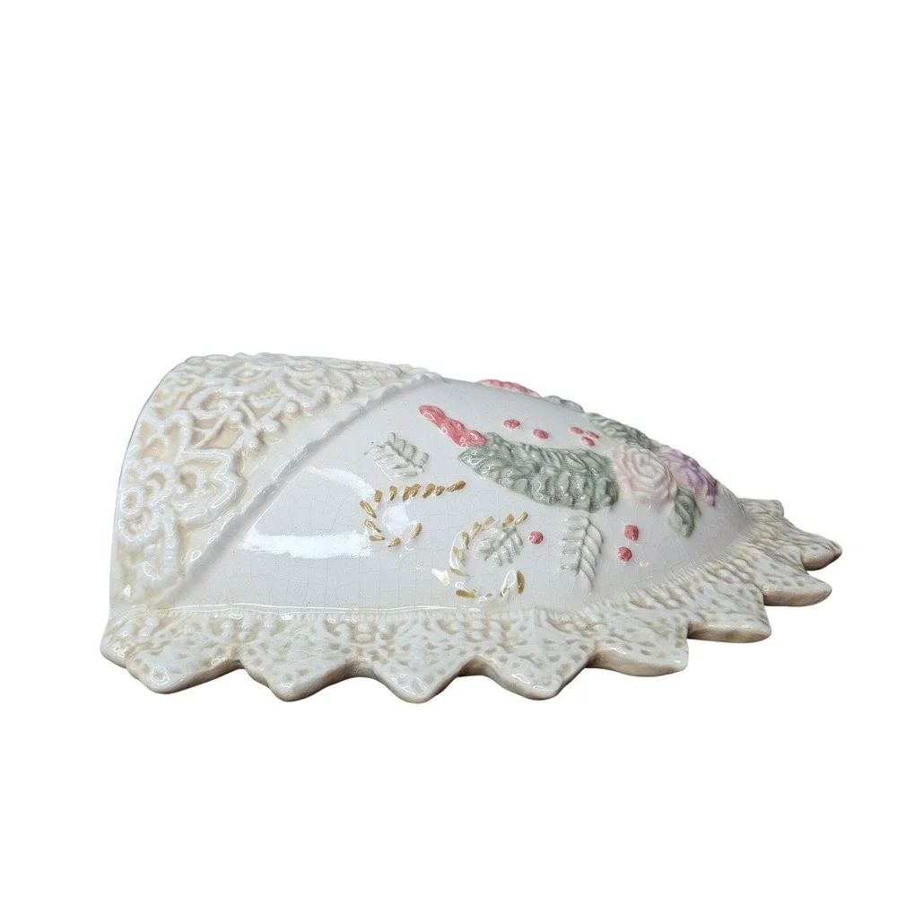 Vintage‎ Victorian Style Ceramic Floral Lace Wall Pocket Vase Ivory Pastel Heart